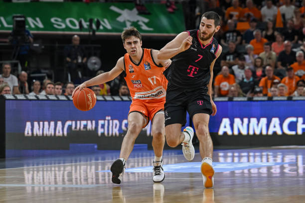 奥利塞法国队生涯首球是直接任意球，为年后第一人.