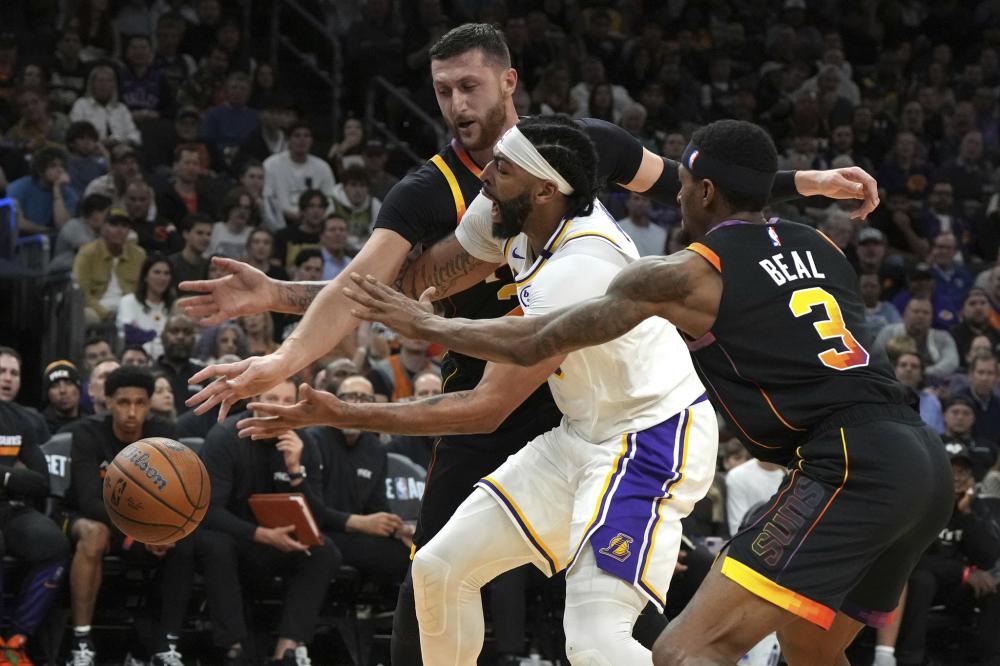 半场战报：山东4-0国安，卡扎伊什维利戴帽，马德鲁加破门