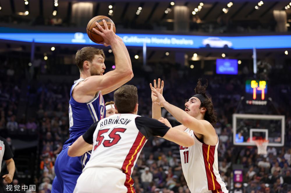 巴萨计划同时宣布3人续约：莱万踢到2026年，门将双保险.