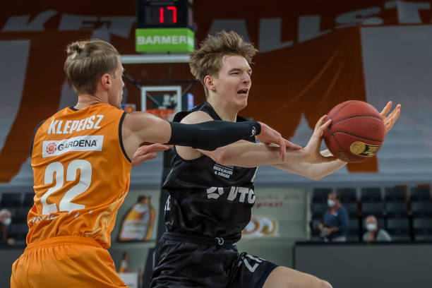 巴萨计划同时宣布3人续约：莱万踢到2026年，门将双保险.