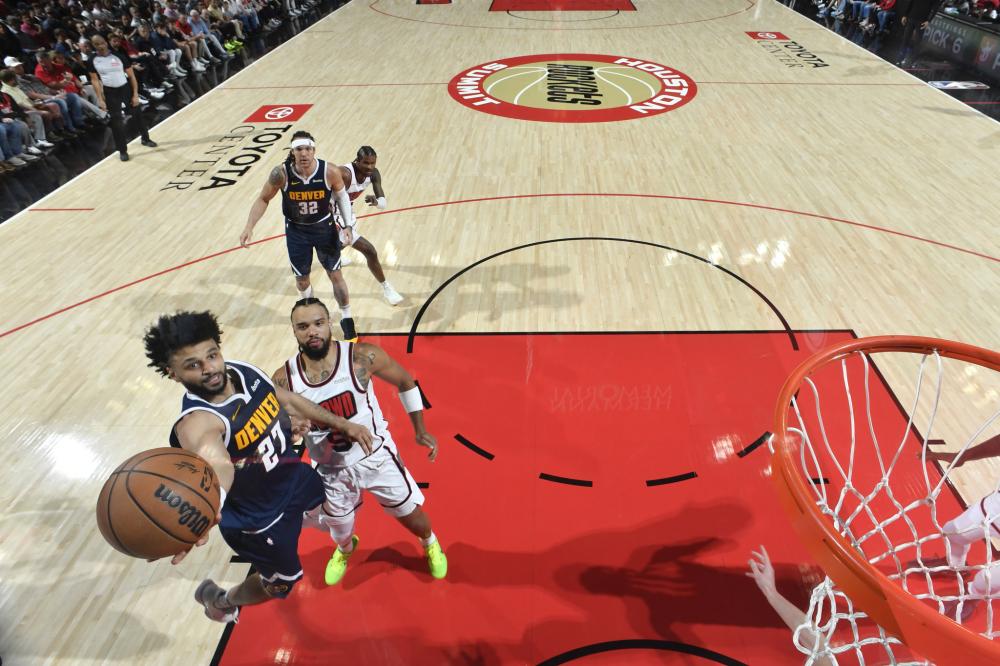 詹姆斯失误引发争议，湖蜜怒斥（詹皇关键失误掀起争议，湖人球迷愤怒抨击）